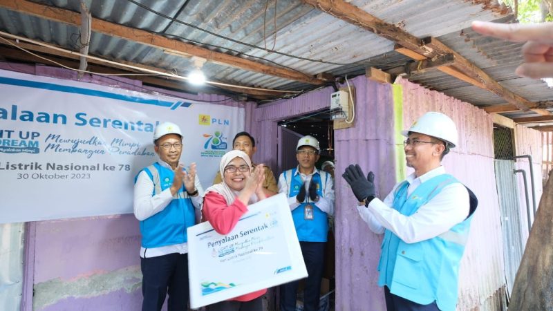 Penyalaan listrik secara simbolis program Light Up The Dream kepada Wahidah (50) (kedua dari kiri) warga Kecamatan Tallo, Makassar, Sulawesi Selatan didampingi SRM Niaga dan Manajemen Pelanggan PLN UID Sulselrabar, Darmadi (kanan), Manager PLN UP3 Makassar Utara, Alimuddin (kedua dari kanan), Manager PLN ULP Karebosi, Andi Muhammad Rizal (kiri), dan Camat Tallo, Alamsyah Sahabuddin, (ketiga dari kanan).