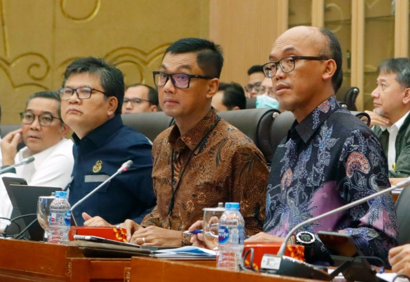 Direktur Utama PLN Darmawan Prasodjo (dua dari kanan) saat memaparkan upaya penurunan emisi yang dilakukan PLN dalam mencapai target Net Zero Emissions tahun 2060 pada Rapat Dengar Pendapat dengan Komisi VII DPR RI, Rabu (15/11), di Jakarta. Turut hadir Direktur Jenderal Ketenagalistrikan Kementerian ESDM Jisman P Hutajulu (dua dari kiri), Direktur Jenderal Energi Baru Terbarukan dan Konservasi Energi Kementerian ESDM Yudo Dwinanda Priaadi (kiri) dan Direktur Transmisi dan Perencanaan Sistem PLN Evy Haryadi (kanan).