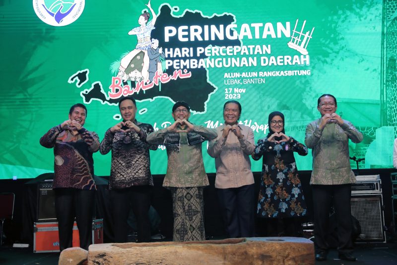 Menteri Desa, Pembangunan Daerah Tertinggal dan Transmigrasi Abdul Halim Iskandar didampingi istri Lilik Umi Nashriyah menghadiri Malam Puncak Peringatan Hari Percepatan Pembangunan Daerah yang dilaksanakan di Alun-alun Rangkasbitung, Kab. Lebak Prov. Banten. Jumat (17/11/23). Pada kegiatan tersebut turut dihadiri Sekretaris Jenderal Taufik Madjid, Dirjen PDP Sugito, Dirjen PEID Harlina Sulistyorini, Dirjen PPKTrans Danton Ginting Munthe, Inspektur Jenderal Teguh, Plt. Dirjen PPDT Rafdinal serta sebagai tuan rumah Pj. Gubernur Banten Al Muktabar, dan Pj. Bupati Lebak Iwan Kurniawan.

Dok. Sigit Purwanto/Humas Kemendes PDTT