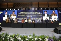 Prosesi penandatanganan MoU antara PLN dan 5 perusahaan energi dan kelistrikan terkemuka dunia yaitu PT Hitachi Sakti Energy Indonesia, Electricite de France SA (EDF), GE Vernova, The Danish Energy Agency dan China Southern Power Grid International (HK) Co., Ltd. yang dilakukan langsung oleh Direktur Utama PLN Darmawan Prasodjo (keempat dari kanan), disaksikan langsung oleh Wakil Menteri Komunikasi dan Informatika Nezar Patria (keempat dari kiri) dan Direktur Jenderal Energi Baru Terbarukan dan Konservasi Energi Kementerian Energi dan Sumber Daya Mineral Yudo Dwinanda Priaadi (ketiga dari kanan).