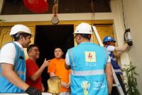 Petugas PLN melakukan pemasangan Smart Meter Advanced Metering Infrastructure di rumah pelanggan di Bandengan, Jakarta. Penggunaan smart meter ini membuat pelanggan dapat memonitor tagihan listrik yang lebih akurat, sistem yang lebih aman dan pelayanan yang lebih cepat.