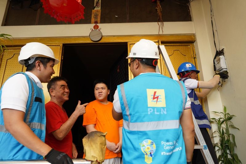 Petugas PLN melakukan pemasangan Smart Meter Advanced Metering Infrastructure di rumah pelanggan di Bandengan, Jakarta. Penggunaan smart meter ini membuat pelanggan dapat memonitor tagihan listrik yang lebih akurat, sistem yang lebih aman dan pelayanan yang lebih cepat.
