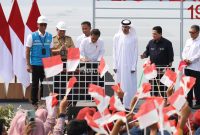 Presiden Republik Indonesia Joko Widodo (tengah) menandatangani prasasti peresmian Pembangkit Listrik Tenaga Surya (PLTS) Terapung Cirata di Purwakarta, Jawa Barat, Kamis (9/11). Turut mendampingi Menteri Perdagangan Luar Negeri Uni Emirat Arab Thani bin Ahmed Al Zeyoudi (tiga dari kanan), Menteri Badan Usaha Milik Negara Erick Thohir (dua dari kanan), Menteri Energi dan Sumber Daya Mineral Arifin Tasrif (kanan), Pj Gubernur Jawa Barat Bey Machmudin (tiga dari kiri), Direktur Utama PLN Darmawan Prasodjo (kiri), dan Pj Bupati Purwakarta Benni Irwan (dua dari kiri).