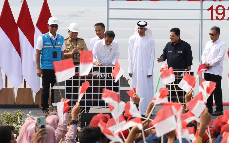 Presiden Republik Indonesia Joko Widodo (tengah) menandatangani prasasti peresmian Pembangkit Listrik Tenaga Surya (PLTS) Terapung Cirata di Purwakarta, Jawa Barat, Kamis (9/11). Turut mendampingi Menteri Perdagangan Luar Negeri Uni Emirat Arab Thani bin Ahmed Al Zeyoudi (tiga dari kanan), Menteri Badan Usaha Milik Negara Erick Thohir (dua dari kanan), Menteri Energi dan Sumber Daya Mineral Arifin Tasrif (kanan), Pj Gubernur Jawa Barat Bey Machmudin (tiga dari kiri), Direktur Utama PLN Darmawan Prasodjo (kiri), dan Pj Bupati Purwakarta Benni Irwan (dua dari kiri).