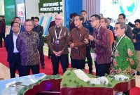 Presiden Republik Indonesia Joko Widodo (ketiga dari kanan), Menteri Sekretaris Negara Pratikno (paling kiri), Menteri Energi Energi dan Sumber Daya Mineral Arifin Tasrif (kedua dari kiri), Direktur Jenderal Energi Baru, Terbarukan dan Konservasi Energi KESDM Yudo Dwinanda Priaadi (paling kanan) dan President of International Hydropower Association Malcolm Turnbull (ketiga dari kiri) ketika mendengarkan paparan dari Direktur Utama PLN Darmawan Prasodjo (kedua dari kanan) pada rangkaian World Hydropower Congress 2023 di Nusa Dua, Bali pada Selasa (31/10).