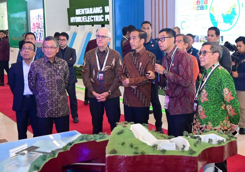 Presiden Republik Indonesia Joko Widodo (ketiga dari kanan), Menteri Sekretaris Negara Pratikno (paling kiri), Menteri Energi Energi dan Sumber Daya Mineral Arifin Tasrif (kedua dari kiri), Direktur Jenderal Energi Baru, Terbarukan dan Konservasi Energi KESDM Yudo Dwinanda Priaadi (paling kanan) dan President of International Hydropower Association Malcolm Turnbull (ketiga dari kiri) ketika mendengarkan paparan dari Direktur Utama PLN Darmawan Prasodjo (kedua dari kanan) pada rangkaian World Hydropower Congress 2023 di Nusa Dua, Bali pada Selasa (31/10).