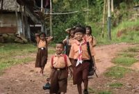 Dengan kehadiran listrik 24 jam di Desa Siding, Kabupaten Bengkayang, Kalimantan Barat, anak-anak sekolah bisa belajar pada malam hari.