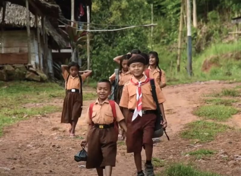 Dengan kehadiran listrik 24 jam di Desa Siding, Kabupaten Bengkayang, Kalimantan Barat, anak-anak sekolah bisa belajar pada malam hari.