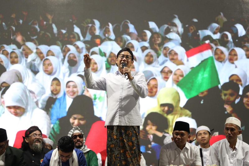 Menteri Desa, PDT dan Transmigrasi Abdul Halim Iskandar didampingi Istri Lilik Umi Nashriyah menghadiri Kegiatan Malang Bersholawat di Pondok Pesantren Rejo Darul Musthofa, Desa Putukrejo, Kec. Gondanglegi, Kab. Malang. Rabu (01/11/23)
Dok. Sigit Purwanto / Humas Kemendes