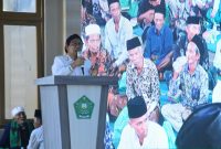SAMPANG- Menteri Desa, Pembangunan Daerah Tertinggal dan Transmigrasi (Mendes PDTT) Abdul Halim Iskandar menghadiri Peringatan Maulid Nabi Muhammad SAW bersama para kepala desa di Yayasan Al Hasani Kab. Sampang-Madura Prov. Jatim Minggu (5/11/2023) 
Foto : Di2 Humas Kemendesa