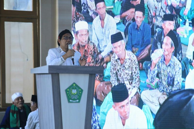 SAMPANG- Menteri Desa, Pembangunan Daerah Tertinggal dan Transmigrasi (Mendes PDTT) Abdul Halim Iskandar menghadiri Peringatan Maulid Nabi Muhammad SAW bersama para kepala desa di Yayasan Al Hasani Kab. Sampang-Madura Prov. Jatim Minggu (5/11/2023) 
Foto : Di2 Humas Kemendesa
