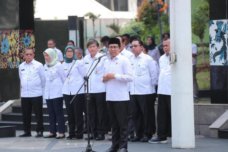 Menteri Desa, PDT dan Transmigrasi Abdul Halim Iskandar menjadi Pembina pada Kegiatan APEL PAGI di lingkungan Kementerian Desa, PDT dan Transmigrasi. Selasa (7/11/23). Pada kegiatan tersebut Menteri Desa, PDTT menyerahkan Penghargaan Pegawai Teladan Bulan Oktober 2023, Penghargaan Kearsipan Terbaik UKE II, Pemberian Penghargaan Pegawai Purna Tugas, dan Pemberian Penghargaan Prestasi Istimewa Peringkat I Pelatihan Kepemimpinan Administrator.

Dok. Sigit Purwanto/Humas Kemendes PDTT