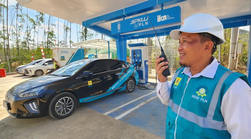 Petugas PLN mengontrol kondisi Stasiun Pengisian Kendaraan Listrik Umum (SPKLU) yang berada di Kawasan Inti Pusat Pemerintahan Ibu Kota Nusantara di Kabupaten Penajam Paser Utara, Provinsi Kalimantan Timur. PLN menjadi pionir penyedia SPKLU sebagai upaya memenuhi pengisian daya mobil listrik di IKN. Hingga September 2023 ini, PLN telah menyediakan 2 unit SPKLU di kawasan tersebut.