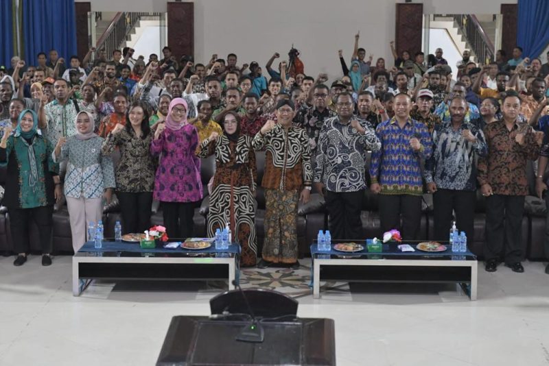 Menteri Desa, PDT, dan Transmigrasi Abdul Halim Iskandar membuka Training Penguatan BUM Desa dan Lembaga Ekonomi lainnya di Raja Ampat, Papua Barat Daya, Selasa (14/11/2023). Kegiatan ini merupakan Program Transformasi Ekonomi Kampung Terpadu (TEKAD). 
Foto: Wening/Kemendes PDTT