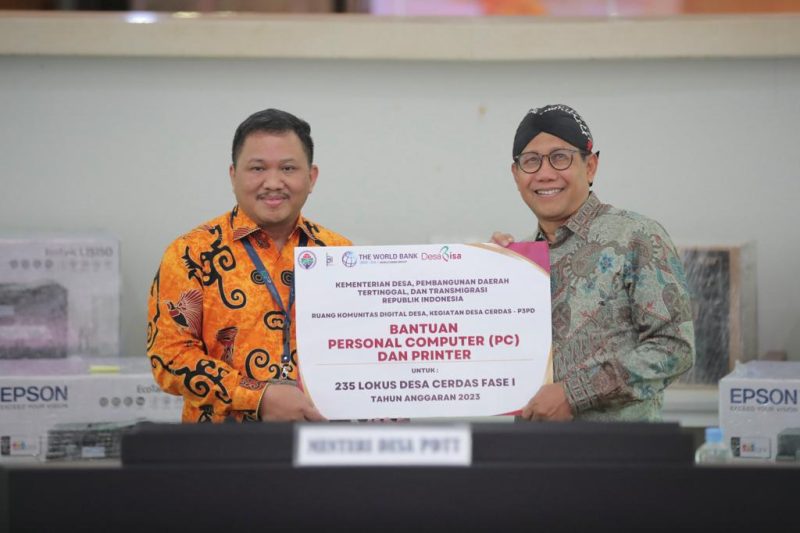 JAKARTA - Menteri Desa, Pembangunan Daerah Tertinggal dan Transmigrasi Abdul Halim Iskandar, melalui video conference, memberikan secara simbolis bantuan Personal Computer dan Printer untuk 235 Lokus Desa  Cerdas Fase 1, Minggu 19/11/23.
Foto : Angga/KemendesDPTT