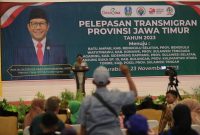 Menteri Desa, Pembangunan Daerah Tertinggal dan Transmigrasi Abdul Halim Iskandar memberikan arahan sekaligus melepas pemberangkatan Transmigran daerah asal Provinsi Jawa Timur Tahun 2023 di Gedung Islamic Center Surabaya. Kamis (23/11/23).