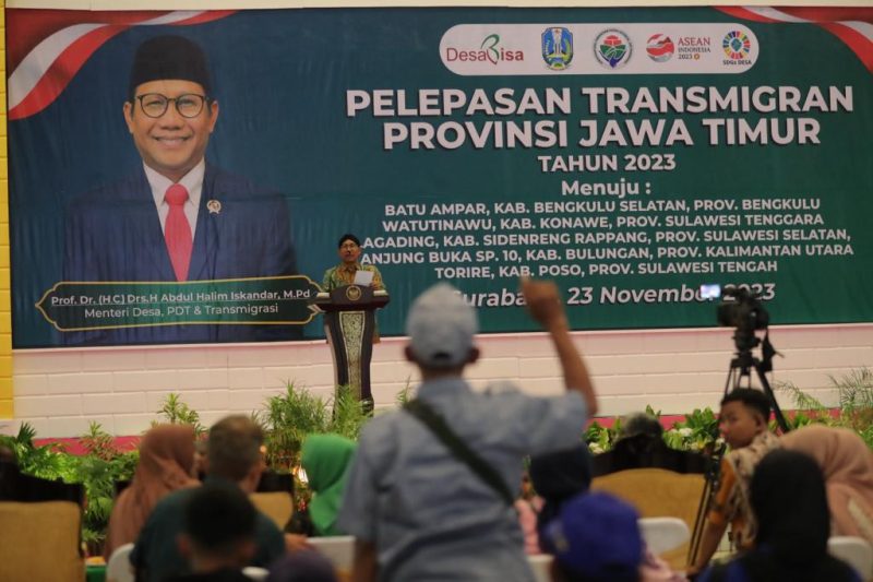 Menteri Desa, Pembangunan Daerah Tertinggal dan Transmigrasi Abdul Halim Iskandar memberikan arahan sekaligus melepas pemberangkatan Transmigran daerah asal Provinsi Jawa Timur Tahun 2023 di Gedung Islamic Center Surabaya. Kamis (23/11/23).