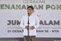 Menteri Desa, Pembangunan Daerah Tertinggal, dan Transmigrasi Abdul Halim Iskandar didampingi Ketua Penasihat 1 Dharma Wanita Persatuan Lilik Umi Nasriyah, Dirjen PDP Sugito bersama Rombongan Dharma Wanita Persatuan Kemendes PDTT melakukan gerakan menanam untuk merawat bumi di Desa Meninting, Kabupaten Lombok Tengah, Jumat (24/11/2023)

Foto : Mugi / Kemendes PDTT