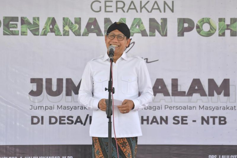 Menteri Desa, Pembangunan Daerah Tertinggal, dan Transmigrasi Abdul Halim Iskandar didampingi Ketua Penasihat 1 Dharma Wanita Persatuan Lilik Umi Nasriyah, Dirjen PDP Sugito bersama Rombongan Dharma Wanita Persatuan Kemendes PDTT melakukan gerakan menanam untuk merawat bumi di Desa Meninting, Kabupaten Lombok Tengah, Jumat (24/11/2023)

Foto : Mugi / Kemendes PDTT