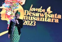 Menteri Desa, Pembangunan Daerah Tertinggal, dan Transmigrasi Abdul Halim Iskandar didampingi Ketua Penasihat 1 Dharma Wanita Persatuan Lilik Umi Nasriyah, Dirjen PDP Sugito, Pj Gubernur NTB Lalu Gita Aryadi menghadiri Malam Penganugerahan Lomba Desa Wisata Nusantara 2023 di Senggigi, Kabupaten Lombok Barat, Jumat (24/11/2023)

Foto : Mugi / Kemendes PDTT