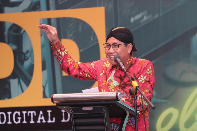 Menteri Desa, Pembangunan Daerah Tertinggal dan Transmigrasi Abdul Halim Iskandar didampingi istri Lilik Umi Nashriyah menghadiri kegiatan Penyerahan Simbolis Dukungan Sarana dan Prasarana Ruang Komunitas Digital Desa (RKDD) Provinsi DI Yogyakarta dan Jawa Tengah, Minggu (26/11/23). Turut Hadir mendampingi Kepala BPI Ivanovic Agusta, Sekretaris BPI Fince Decima Hasibuan, dan Kapusdaing Helmiati.