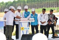 Prosesi penekanan tombol sebagai tanda dimulainya groundbreaking PLTS Ibu Kota Negara Nusantara 50 MW Kamis, (2/10). Keterangan foto: Presiden RI, Joko Widodo (keempat dari kiri), Menteri BUMN, Erick Thohir (ketiga dari kiri), Menteri Sekretaris Negara, Pratikno (kiri), Komisaris Utama PLN, Agus Martowardojo (ketiga dari kanan) Direktur Utama PLN, Darmawan Prasodjo (keempat dari kanan), Kepala Otorita IKN, Bambang Susantono (kedua dari kiri), PJ Gubernur Kaltim, Akmal Malik (kedua dari kanan), PJ Bupati Penajam Paser Utara, Makmur Marbun (kanan). Sumber foto: BPMI Setpres.