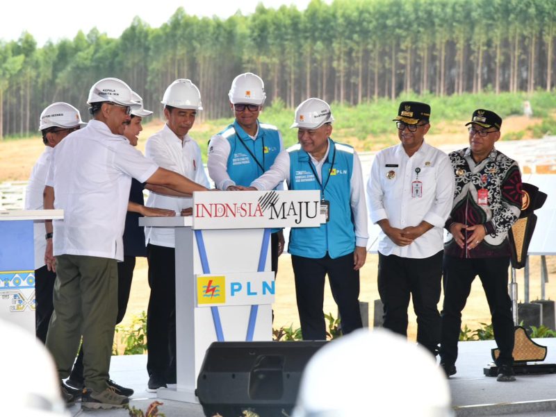 Prosesi penekanan tombol sebagai tanda dimulainya groundbreaking PLTS Ibu Kota Negara Nusantara 50 MW Kamis, (2/10). Keterangan foto: Presiden RI, Joko Widodo (keempat dari kiri), Menteri BUMN, Erick Thohir (ketiga dari kiri), Menteri Sekretaris Negara, Pratikno (kiri), Komisaris Utama PLN, Agus Martowardojo (ketiga dari kanan) Direktur Utama PLN, Darmawan Prasodjo (keempat dari kanan), Kepala Otorita IKN, Bambang Susantono (kedua dari kiri), PJ Gubernur Kaltim, Akmal Malik (kedua dari kanan), PJ Bupati Penajam Paser Utara, Makmur Marbun (kanan). Sumber foto: BPMI Setpres.