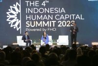 dalam sesi plenary Indonesia Human Capital Summit mengatakan di balik transformasi berbasis digital yang dilakukan, PLN terus meningkatkan kapasitas SDM dan budaya perusahaan yang unggul untuk menghadapi tantangan transisi energi ke depan.