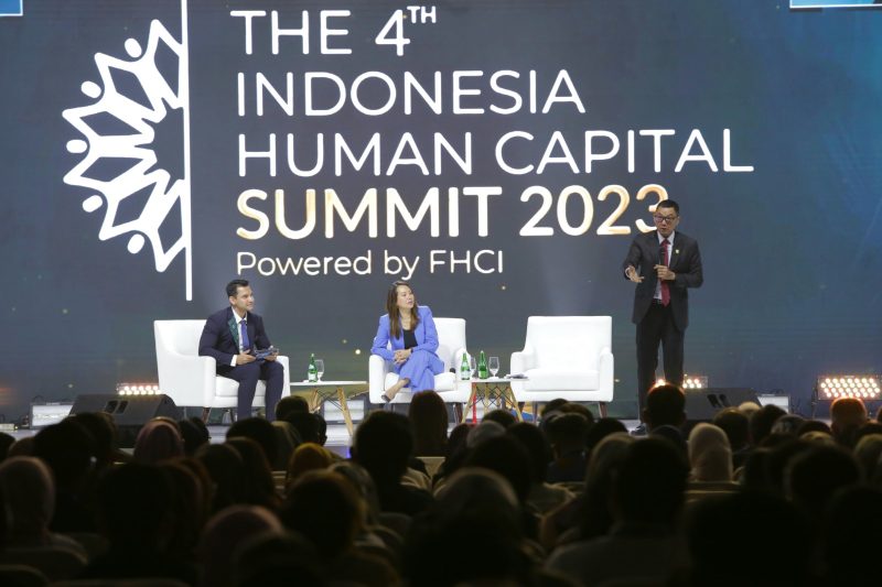 dalam sesi plenary Indonesia Human Capital Summit mengatakan di balik transformasi berbasis digital yang dilakukan, PLN terus meningkatkan kapasitas SDM dan budaya perusahaan yang unggul untuk menghadapi tantangan transisi energi ke depan.
