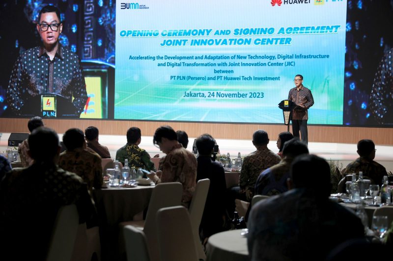 Direktur Utama PLN Darmawan Prasodjo saat menyampaikan sambutannya dalam opening ceremony and signing agreement joint innovation center antara PLN dan Huawei di Kantor Pusat PLN, Jakarta, pada Jumat (24/11).