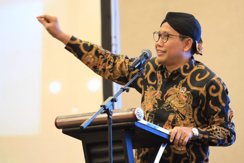 JAKARTA-Menteri Desa, Pembangunan Daerah Tertinggal, dan Transmigrasi (Mendes PDTT), Abdul Halim Iskandar  memberi arahan sekaligus membuka Bimbingan Teknis (Bimtek) Duta Desa Digital di Redtop Hotel Convention Center, Jakarta Pusat, pada Kamis (16/11/2023). 
Foto : Di2 Humas Kemendes