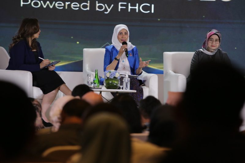 Direktur Keuangan PLN Sinthya Roesly (tengah) mengatakan PLN terus mendorong pengimplementasian diversity, equity, and inclusion (DEI) di lingkungan kerja PLN, hal ini ditandai dengan dukungan dalam bentuk kebijakan Human Experience Management System, Pengarusutamaan Gender, ketersediaan infrastruktur, rekrutmen pegawai khusus disabilitas serta program afirmasi.