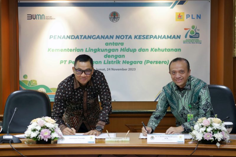 Sekretaris Jenderal Kementerian Lingkungan Hidup dan Kehutanan (LHK) Bambang Hendroyono (kanan) dan Direktur Utama PLN Darmawan Prasodjo (kiri) saat menandatangani nota kesepahaman tentang program dan kegiatan pada bidang lingkungan dan kelistrikan, di kantor Kementerian LHK, Jakarta, Jumat (24/11).