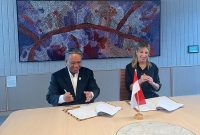 Penandatangan MoU kerja sama antara PLN dengan UNSW (University Of New South Wales) yang dilakukan oleh Direktur legal dan Manajemen Human Capital PLN Yusuf Didi Setiarto (kiri) dengan UNSW Pro Vice Chancellor International Lisa Zamberlan (kanan).