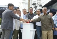 Penjabat (PJ) Gubernur Jawa Barat Bey Machmudin (tengah) bersama Direktur Utama PLN Darmawan Prasodjo (ketiga dari kanan), Eks Gubernur Jawa Barat Ridwan Kamil (ketiga dari kiri), Direktur Perencanaan Korporat dan Pengembangan Bisnis PLN Hartanto Wibowo (kedua dari kiri), Direktur Legal dan Manajemen Human Capital PLN Yusuf Didi Setiarto (kanan), Direktur Utama PLN Icon Plus Ari Rahmat Indra Cahyadi (kedua dari kanan) dan Pendiri Jabarano Coffee, Arnold menekan tombol sirine sebagai tanda soft launching Icon Hub yang berlokasi di Jalan Braga 15, Bandung, Jawa Barat, Minggu (29/10).