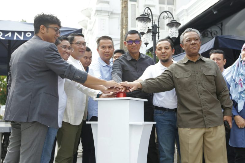 Penjabat (PJ) Gubernur Jawa Barat Bey Machmudin (tengah) bersama Direktur Utama PLN Darmawan Prasodjo (ketiga dari kanan), Eks Gubernur Jawa Barat Ridwan Kamil (ketiga dari kiri), Direktur Perencanaan Korporat dan Pengembangan Bisnis PLN Hartanto Wibowo (kedua dari kiri), Direktur Legal dan Manajemen Human Capital PLN Yusuf Didi Setiarto (kanan), Direktur Utama PLN Icon Plus Ari Rahmat Indra Cahyadi (kedua dari kanan) dan Pendiri Jabarano Coffee, Arnold menekan tombol sirine sebagai tanda soft launching Icon Hub yang berlokasi di Jalan Braga 15, Bandung, Jawa Barat, Minggu (29/10).