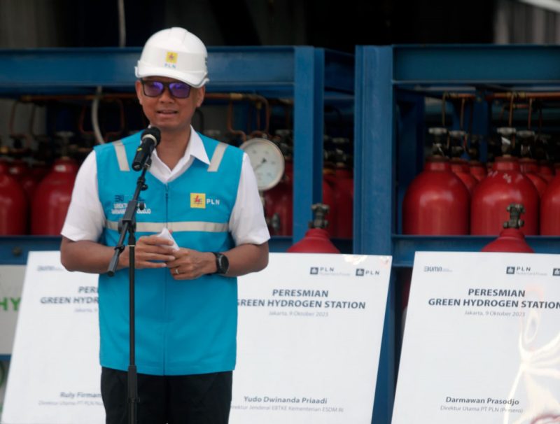 Direktur Utama PLN Darmawan Prasodjo saat menyampaikan sambutan saat peresmian 21 unit Green Hydrogen Plant (GHP) tersebar di seluruh Indonesia, Senin (20/11), di pembangkit listrik tenaga gas uap (PLTGU) Tanjung Priok, Jakarta. Dirinya menyampaikan akselerasi GHP ini merupakan hasil inovasi dengan memanfaatkan existing facility untuk menghadirkan energi alternatif yang ramah lingkungan untuk menjawab tantangan transisi energi.