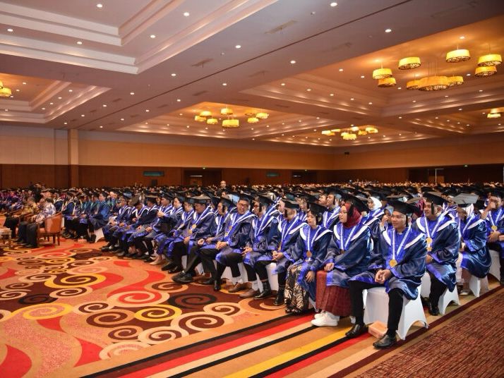 Suasana wisuda mahasiswa IT PLN yang akan menjadi salah satu sumber daya manusia (SDM) unggul dalam menjawab kebutuhan SDM Indonesia menyongsong transisi energi.