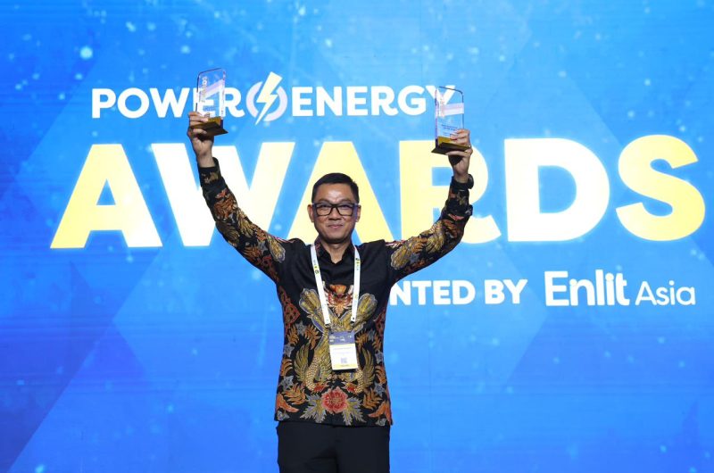 Direktur Utama PLN, Darmawan Prasodjo ketika menerima penghargaan dari ajang Power Energy Award 2023 di Tangerang, pada Selasa (14/11). Dalam kesempatannya, Darmawan mengatakan, penghargaan ini sebagai buah dari upaya transformasi PLN dalam menjawab tantangan global saat ini. PLN telah dan terus melakukan digitalisasi mulai dari pembangkit, transmisi, pengadaan hingga pelayanan pelanggan