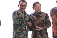 Menteri Perencanaan Pembangunan Nasional/Badan Perencanaan Pembangunan Nasional (PPN/Bappenas) Suharso Monoarfa (kanan) menyerahkan penghargaan Indonesia’s SDGs Action Awards pada kategori Pelaku Usaha Besar kepada Sekretaris Perusahaan PLN Alois Wisnuhardana (kiri), di Yogyakarta, Senin (6/11). Suharso mengatakan penghargaan ini diberikan kepada berbagai pihak yang telah menunjukkan kinerja dan contoh terbaik dalam implementasi SDGs pada proses bisnisnya.