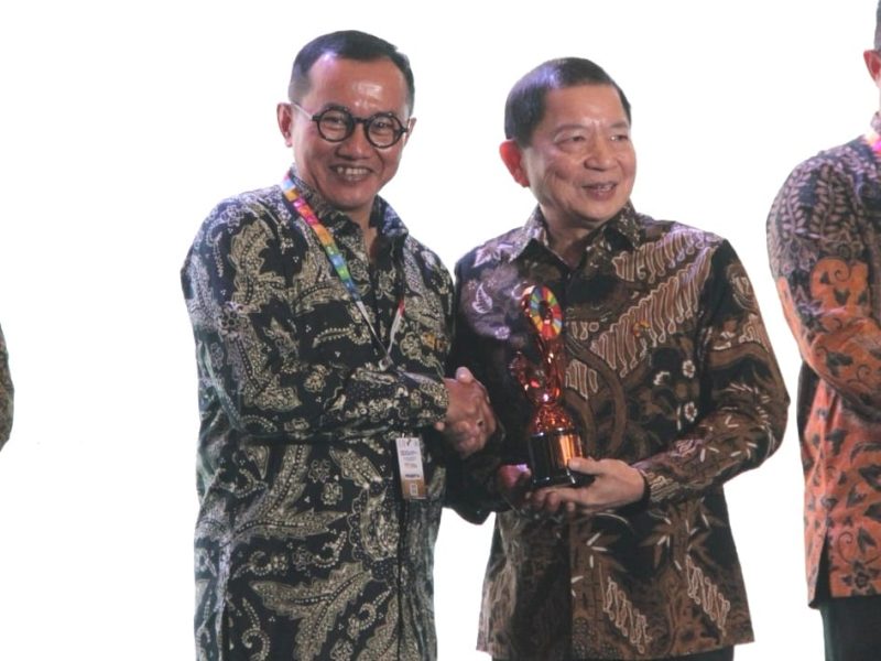 Menteri Perencanaan Pembangunan Nasional/Badan Perencanaan Pembangunan Nasional (PPN/Bappenas) Suharso Monoarfa (kanan) menyerahkan penghargaan Indonesia’s SDGs Action Awards pada kategori Pelaku Usaha Besar kepada Sekretaris Perusahaan PLN Alois Wisnuhardana (kiri), di Yogyakarta, Senin (6/11). Suharso mengatakan penghargaan ini diberikan kepada berbagai pihak yang telah menunjukkan kinerja dan contoh terbaik dalam implementasi SDGs pada proses bisnisnya.