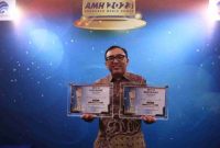VP Corporate Communication Telkom, Andri Herawan Sasoko (paling kiri) saat menerima penghargaan dalam ajang Anugerah Media Humas (AMH) 2023 / foto ist