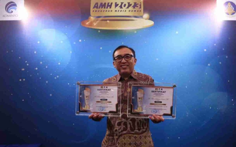 VP Corporate Communication Telkom, Andri Herawan Sasoko (paling kiri) saat menerima penghargaan dalam ajang Anugerah Media Humas (AMH) 2023 / foto ist