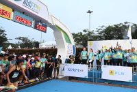 Direktur Utama PLN Darmawan Prasodjo (lima dari kanan), Wakil Komisaris Utama PLN Suahasil Nazara (dua dari kanan), beserta jajaran Komisaris dan Direksi PLN saat melepas ribuan pelari kategori 10 kilometer pada ajang PLN Electric Run 2023 di Scientia Square Park, Serpong, Tangerang pada Minggu (10/12).
