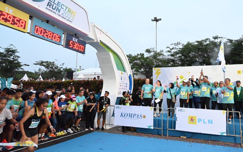 Direktur Utama PLN Darmawan Prasodjo (lima dari kanan), Wakil Komisaris Utama PLN Suahasil Nazara (dua dari kanan), beserta jajaran Komisaris dan Direksi PLN saat melepas ribuan pelari kategori 10 kilometer pada ajang PLN Electric Run 2023 di Scientia Square Park, Serpong, Tangerang pada Minggu (10/12).