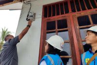 Pj Bupati Jayapura, Triwarno Purnomo (kiri) ketika melakukan penyalaan listrik di salah satu rumah warga. Dirinya menyampaikan apresiasinya atas upaya PLN yang sukses menyalakan listrik bagi masyarakat tiga desa di wilayahnya.
