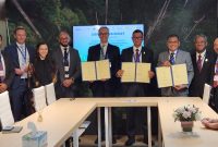 Direktur Utama PLN Darmawan Prasodjo (empat dari kanan) bersama CEO ACWA Power Marco Arcelli (tengah) dan Direktur Utama Pupuk Indonesia Rahmat Pribadi (tiga dari kanan) menunjukkan Joint Development Agreement (JDA) terkait Green Hydrogen dan Green Ammonia yang ditandatangani pada rangkaian COP28 di Dubai, Minggu (3/12). Turut mendampingi Direktur Legal dan Manajemen Human Capital PLN Yusuf Didi Setiarso (dua dari kanan), Direktur Portfolio & Pengembangan Usaha Pupuk Indonedia, Jamsaton Nababan (kanan), CIO Acwa Power Thomas Brostrom (dua dari kiri), VP Business Development ACWA Power Driss Berrahi (empat dari kiri), BD Renewables and Green Hydrogen Imane Benayoun (tiga dari kiri), VP South East Asia ACWA Power Salman Barray (kiri).