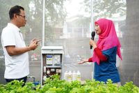 Haryati, Ketua Kelompok Wanita Tani (KWT) D’Shafa (kanan) saat menjelaskan tentang pemanfaatan Internet of Things (IoT) di Edufarm Malakasari yang bisa meningkatkan hasil panen sebesar 60% kepada General Manager PLN UID Jakarta Raya Lasiran (kiri).