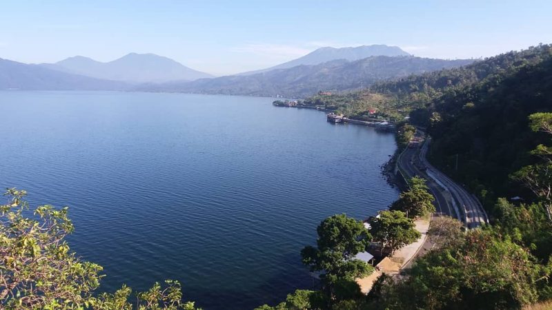 Danau Singkarak yang berlokasi di Provinsi Sumatera Barat. Rencananya, PLTS Terapung Singkarak akan berdiri di atas 0,26 persen total luas danau. PLTS tersebut akan memiliki kapasitas 77 megawatt peak (MWp).