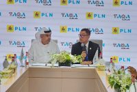 Direktur Utama PLN Darmawan Prasodjo (kanan) saat memberikan sambutannya didampingi oleh TAQA’s Group CEO and Managing Director Jasim Husain Thabet (kiri) dalam penandatanganan MoU kerja sama antara PLN dan TAQA di sela agenda COP28 di Dubai, Uni Emirat Arab (UEA), pada Senin, (4/12).